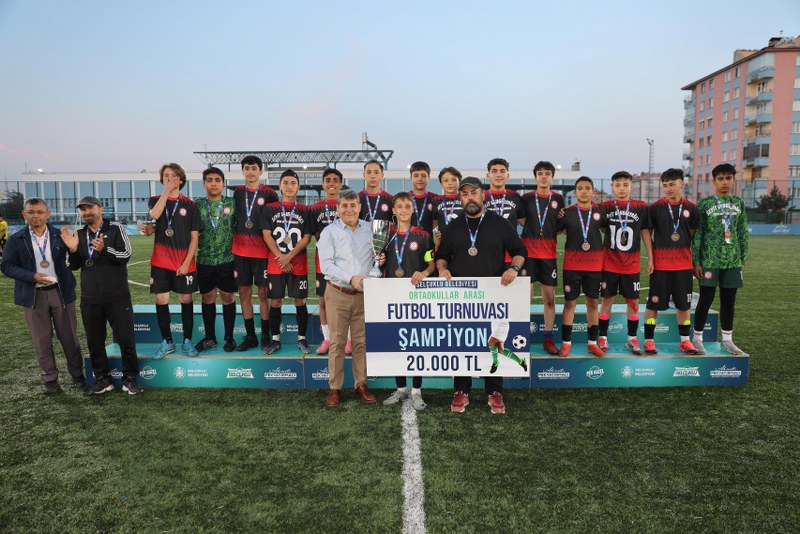 Selçuklu’da Gençler Sahada Buluştu: Ortaokullar Arası Futbol Turnuvası Ödülleri Sahiplerini Buldu